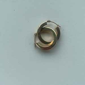 585 / 14K yellow gold hoops